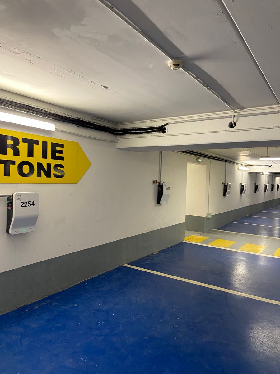 Installation de bornes de recharge IRVE dans un parking résidentiel | SITCF 95 image 3